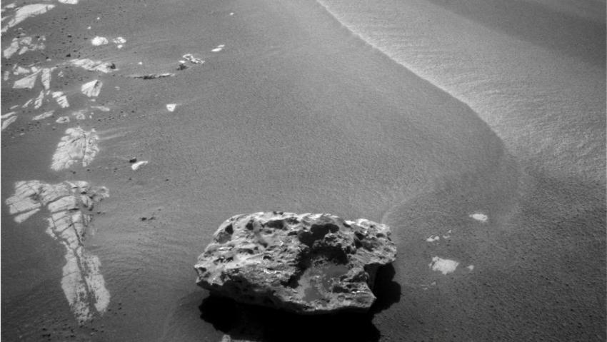 Image of the Martian landscape with a large rock in the foreground