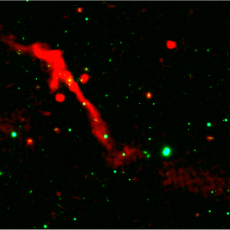 This LOFAR DR2 image of J1007+3540 superimposed over an optical image by Pan-STARRS shows a compact, bright inner jet, indicating the reawakening of what had been a ‘sleeping’ supermassive black hole at the heart of the gigantic radio galaxy.